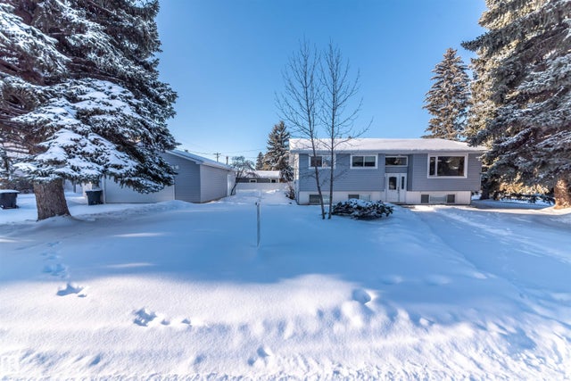 Photo for MLS®# E4465490 - home for sale at 26 Dorchester Road, Broxton Park, Spruce Grove AB