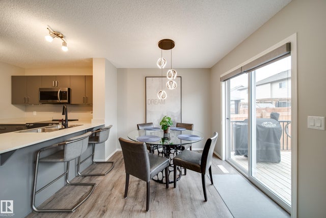 9040 Cooper Link, Edmonton