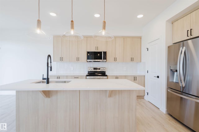 2118 Crossbill Lane, Edmonton