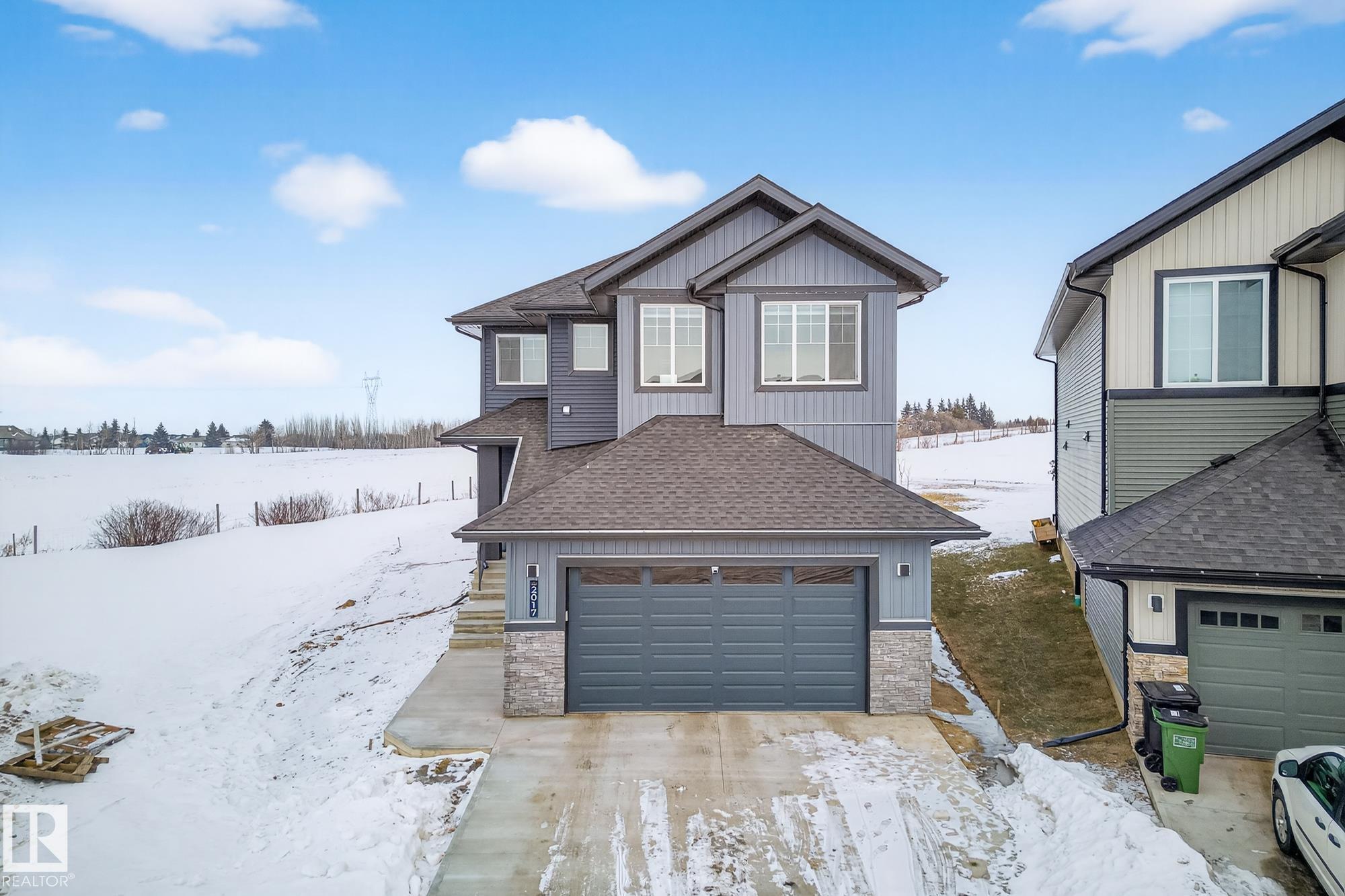 Photo for MLS®# E4471781 - home for sale at 2017 Flycatcher Point(e) Northwest, Kinglet Gardens, Edmonton AB