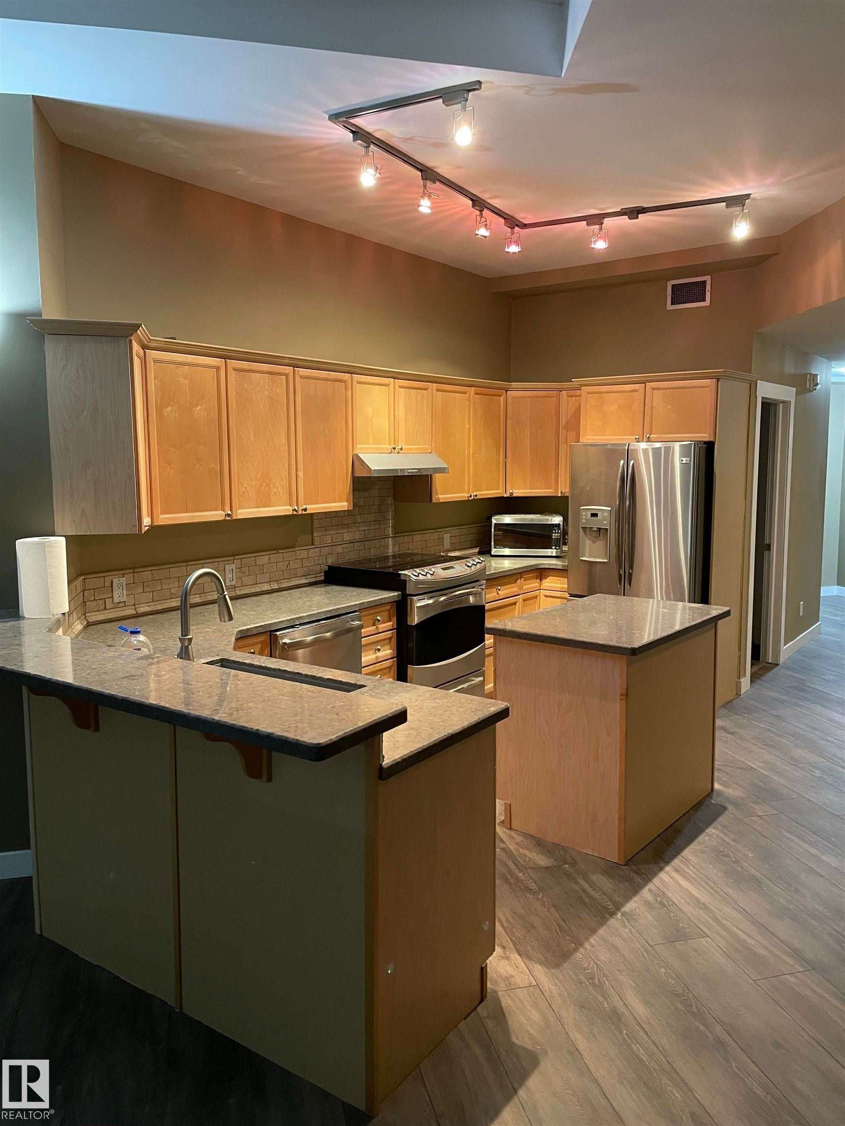 Photo for MLS®# E4472507 - home for sale at 301 10106 105 Street Northwest, Downtown (Edmonton), Edmonton AB