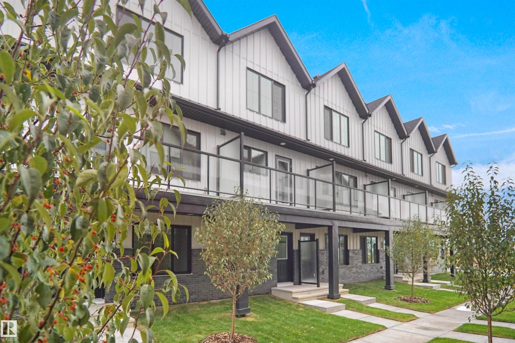 4 29 Airport Road, Edmonton