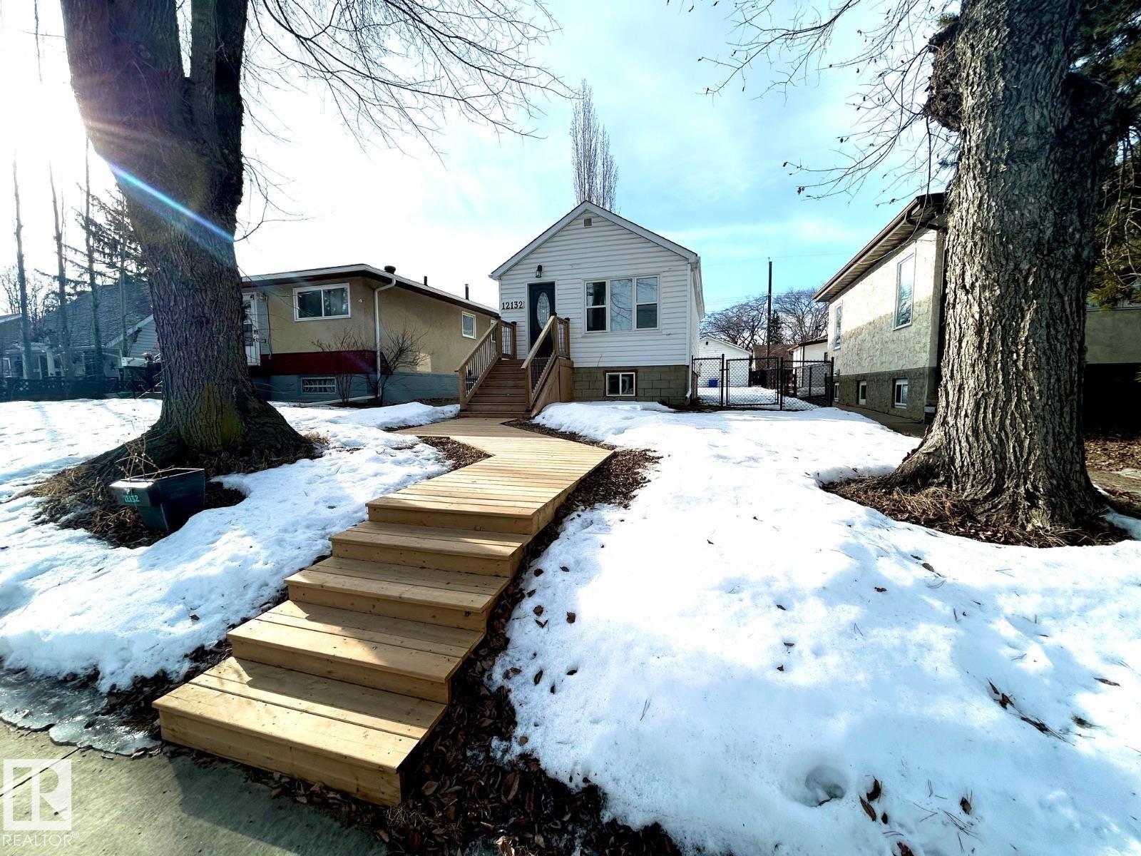 Photo for MLS®# E4476288 - home for sale at 12132 59 Street Northwest, Montrose (Edmonton), Edmonton AB