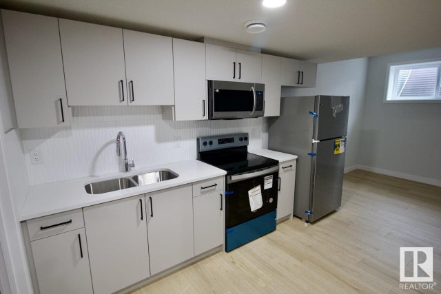 8837 Carson Way Sw, Edmonton