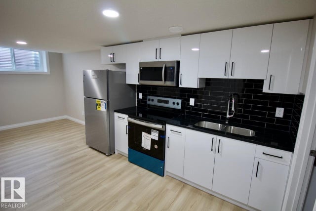 8835 Carson Way, Edmonton