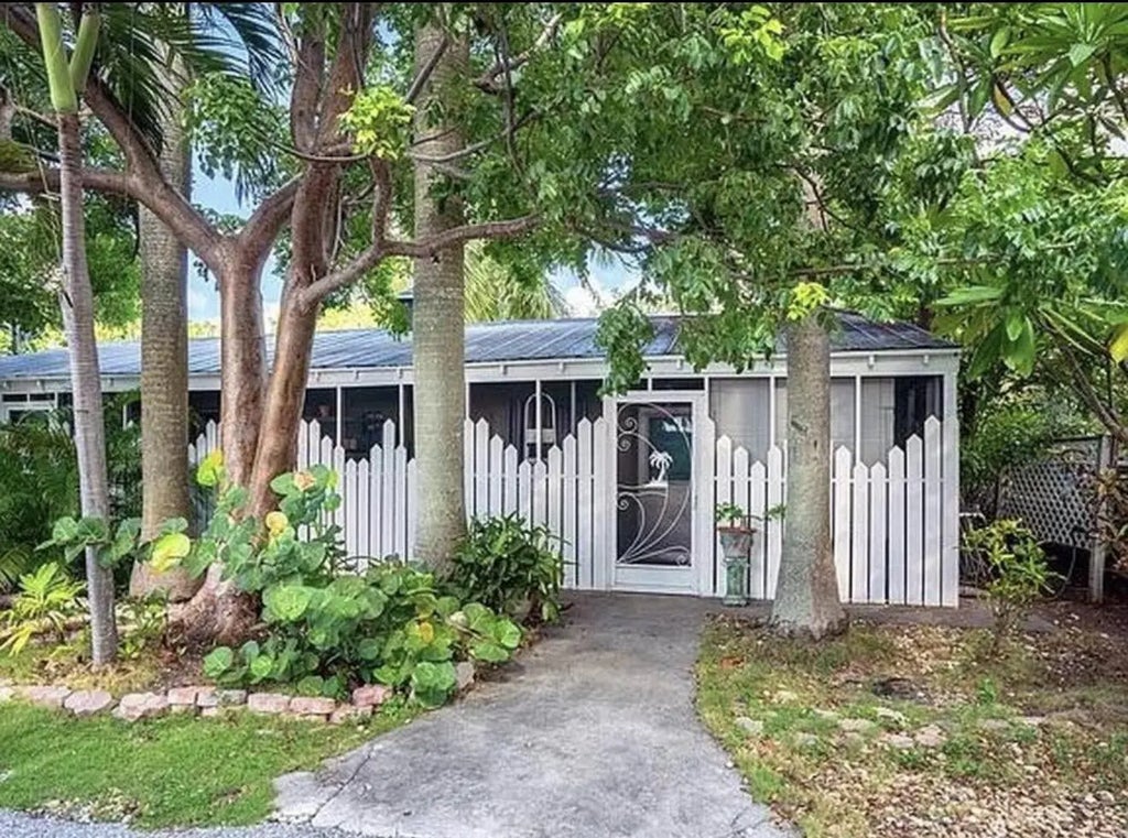 562 Lazy Lane A, KEY LARGO