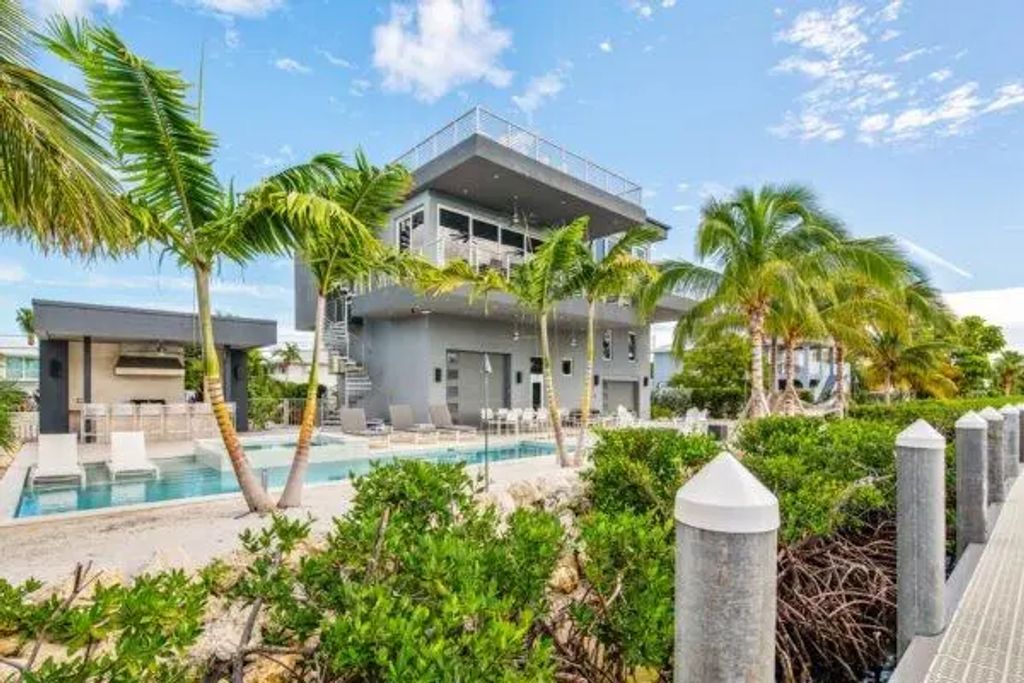 118 Avenue E, Marathon