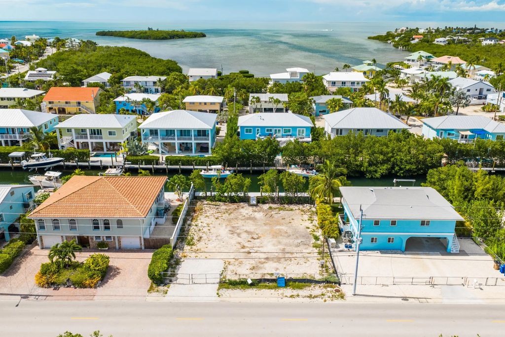9966 Aviation Boulevard, Marathon