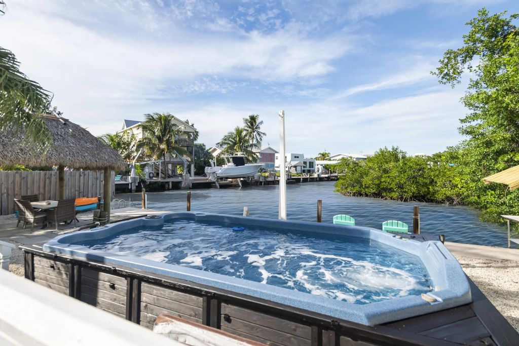 8188 Aviation Boulevard, Marathon