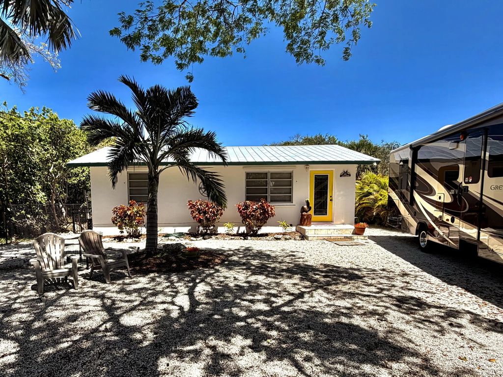 30375 Oleander Boulevard, Big Pine Key