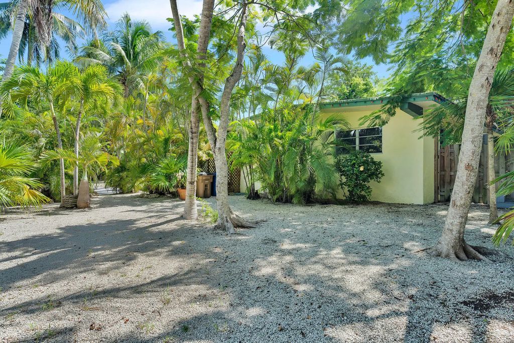 5353 Dogwood Dell Street, Marathon