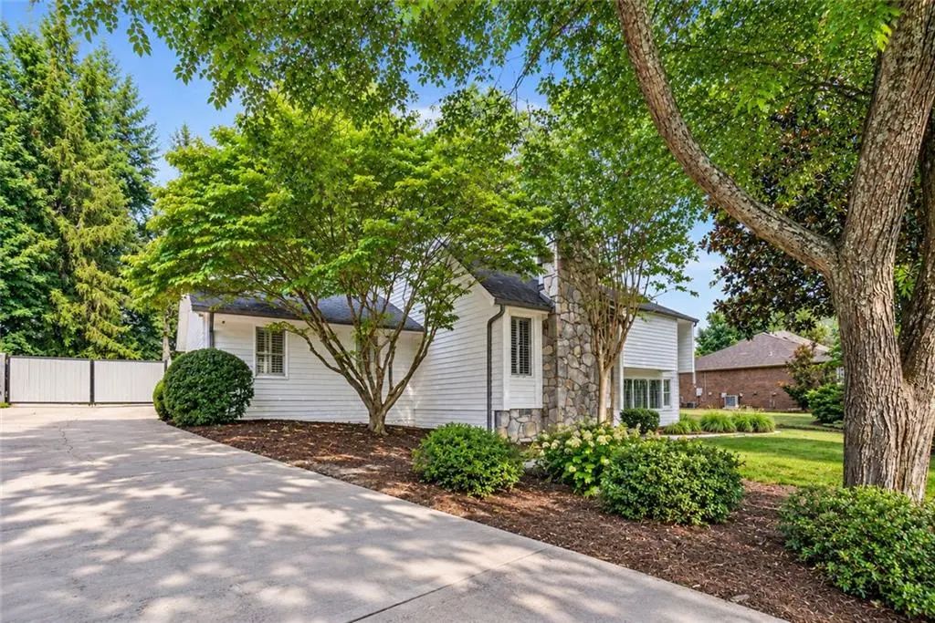 290 Saddle Lake Drive, Roswell