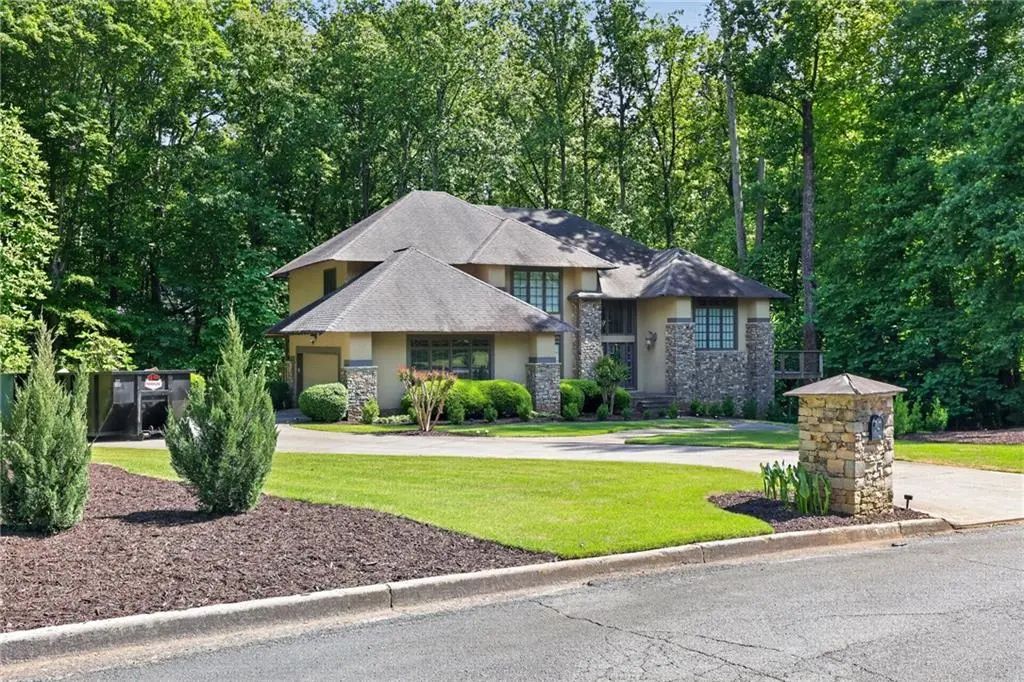 320 Waverly Hall Circle, Roswell