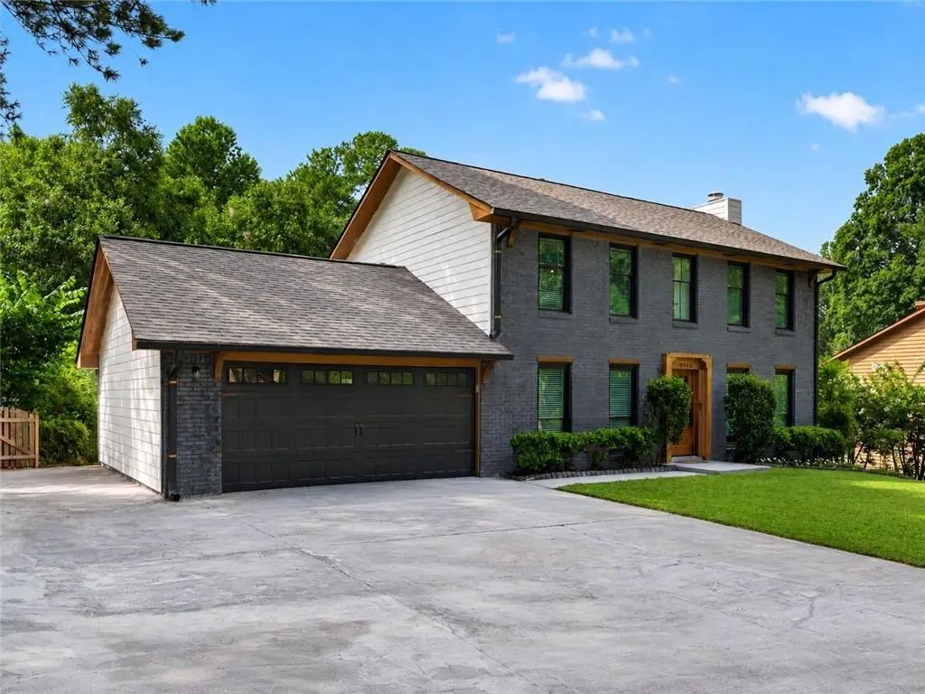 9945 Lake Forest Way, Roswell