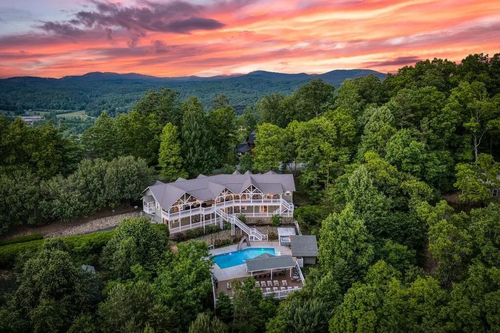 132 Oak Ridge Way, Morganton