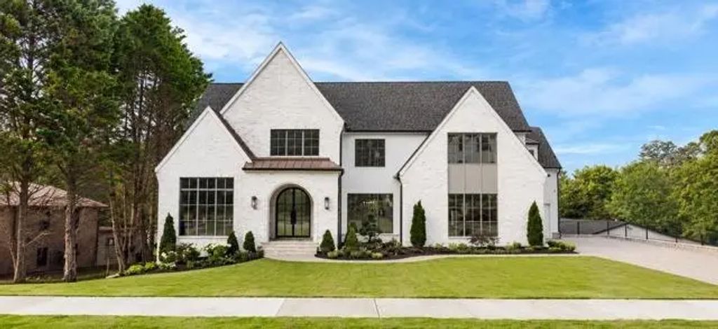 228 Thomas Circle, Roswell
