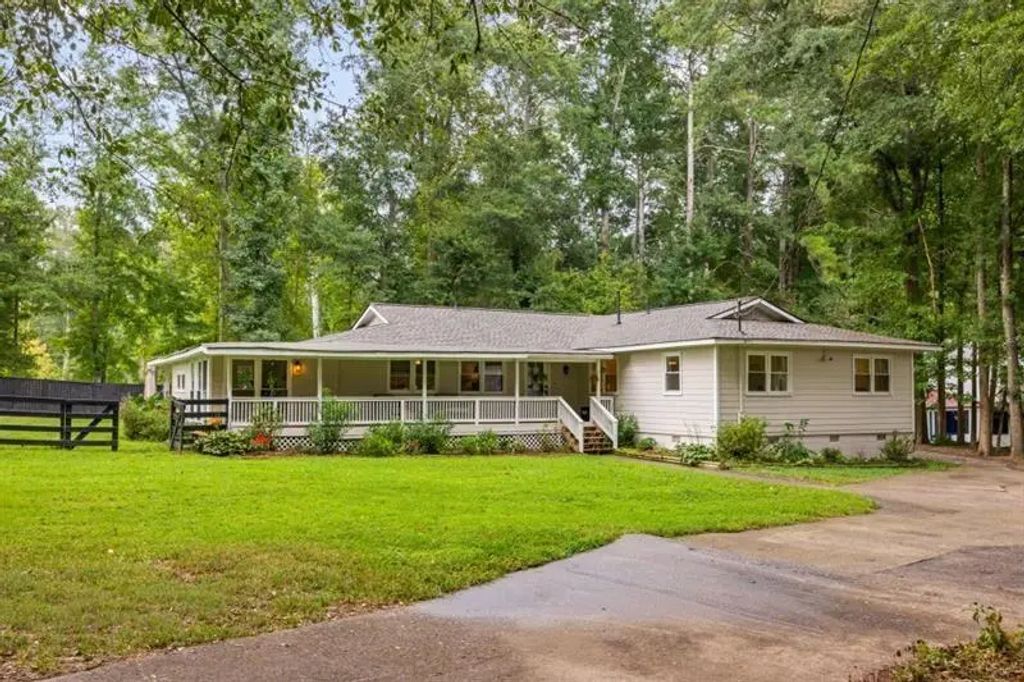 285 Air Acres Way, Woodstock