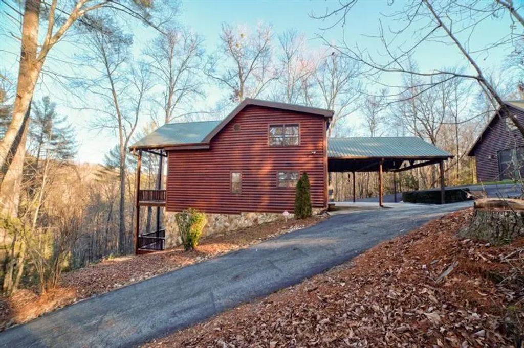 138 Lucius Lane, Cherry Log
