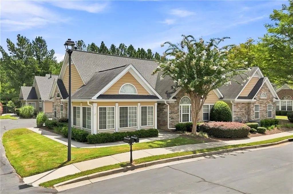 3204 Village Lane, Roswell