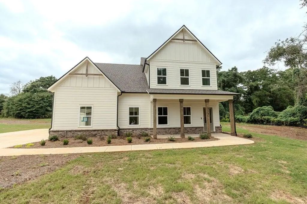 328 Races Road, Hoschton