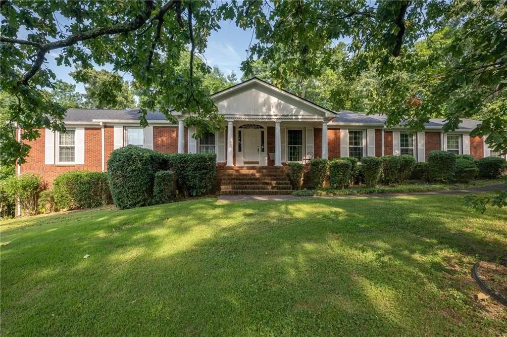 206 Sherwood Drive, Calhoun