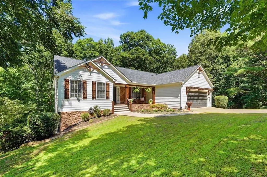 212 Oak Hollow Court, White