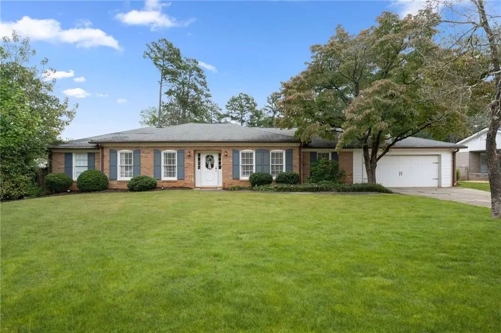 1095 Tuxedo Drive, Roswell