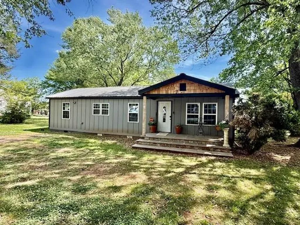 206 West Drive, Calhoun