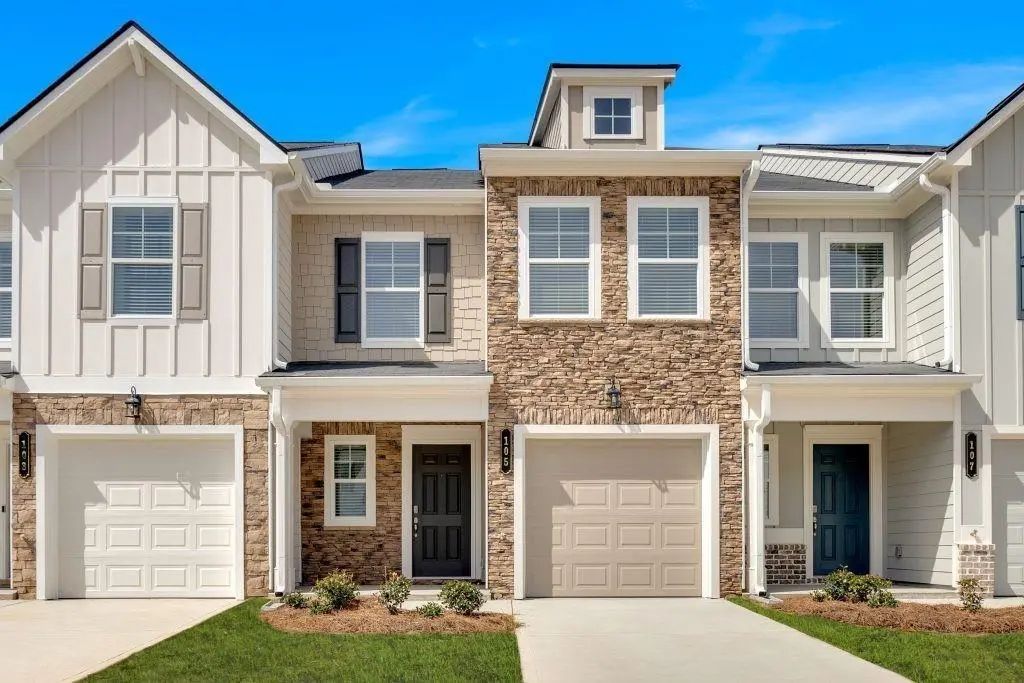 105 Village Green Drive, Adairsville