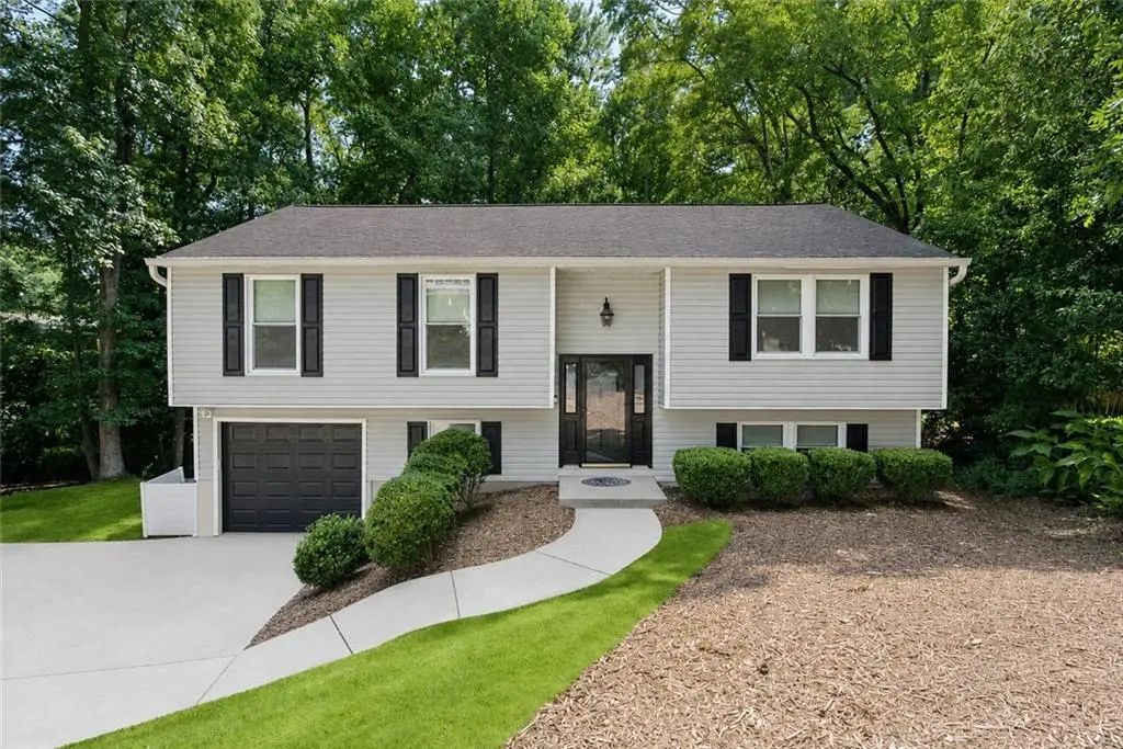 9682 N Pond Circle, Roswell
