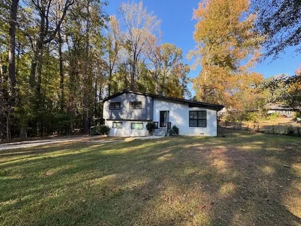 2045 Pine Oak Drive Sw, Atlanta