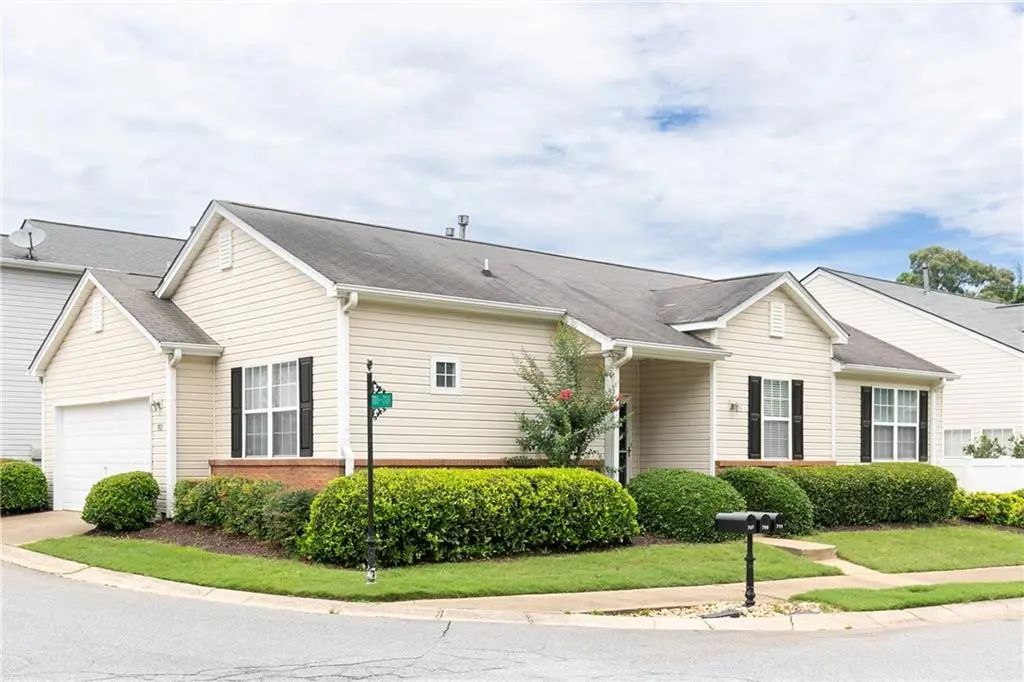 707 Bedford Court, Woodstock