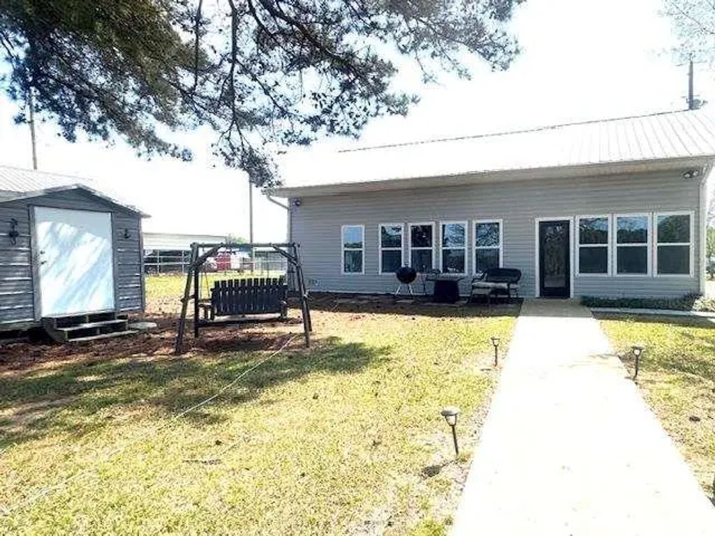 100 Sunset Drive, Centre