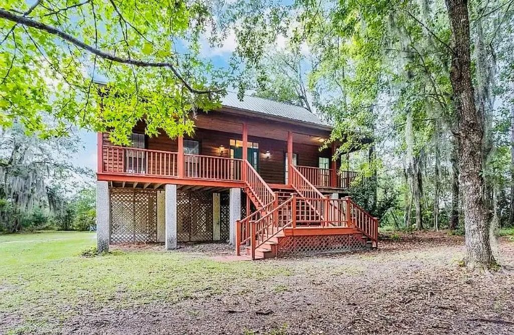 1525 W Black Island Road, Darien