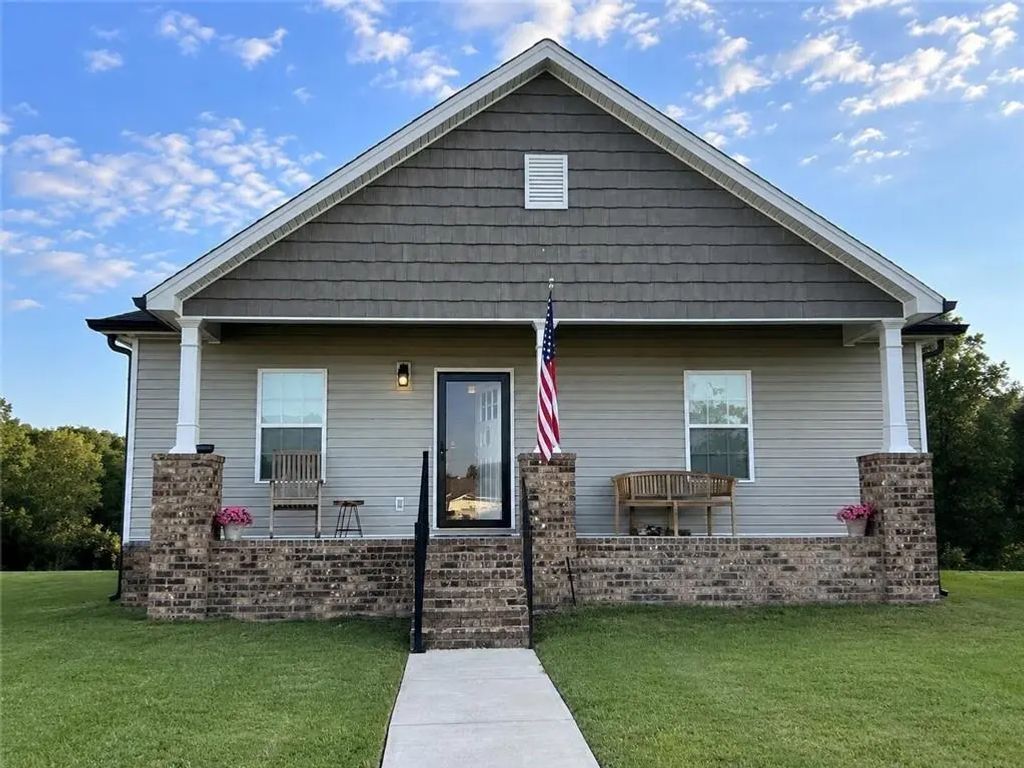 411 Coahulla Creek Drive, Dalton