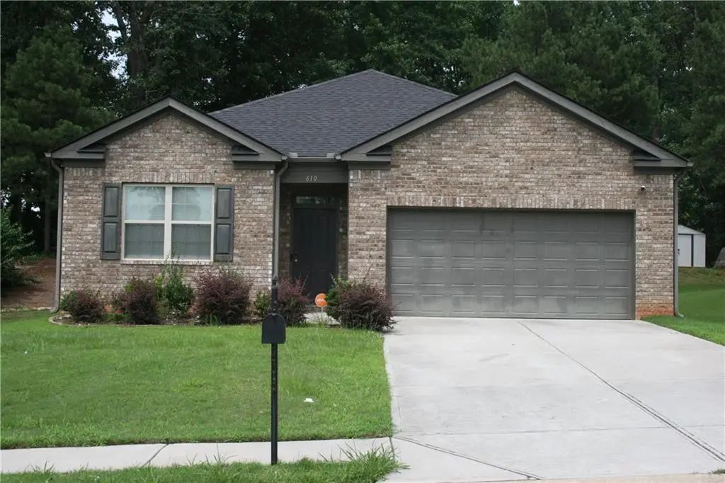 610 Dodson Lake Court, Fairburn