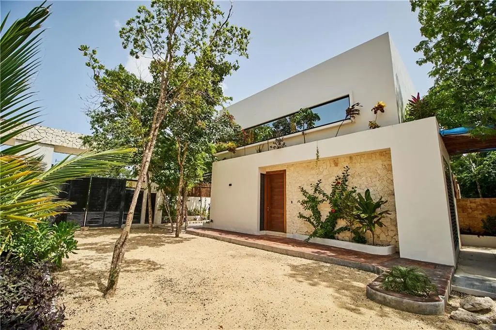 28 La Selva, Out of Country