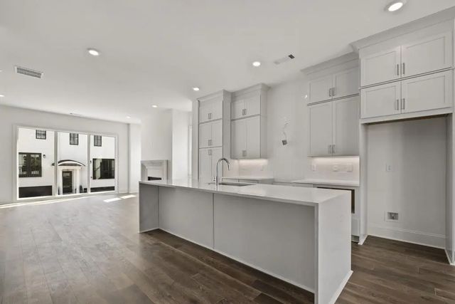 Unit 13 - 3667 Peachtree Road Ne, Atlanta
