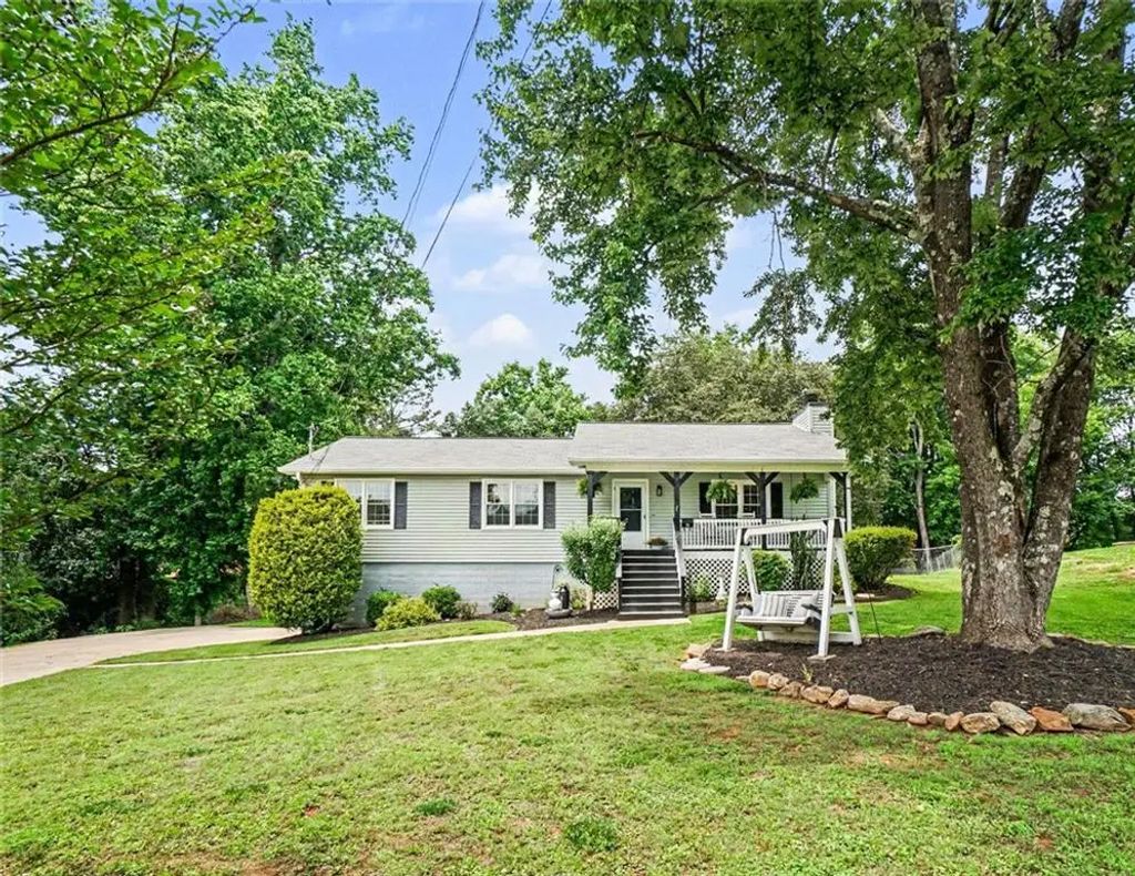404 Hill Crest Court, Woodstock