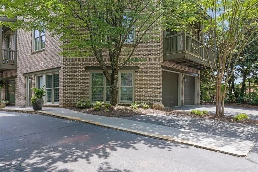 Unit Unit #3 - 120 Green Oak Drive, Roswell