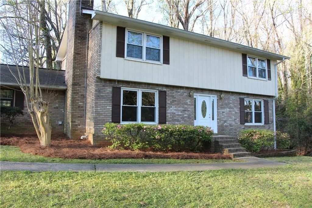 620 Oakstone Way, Roswell