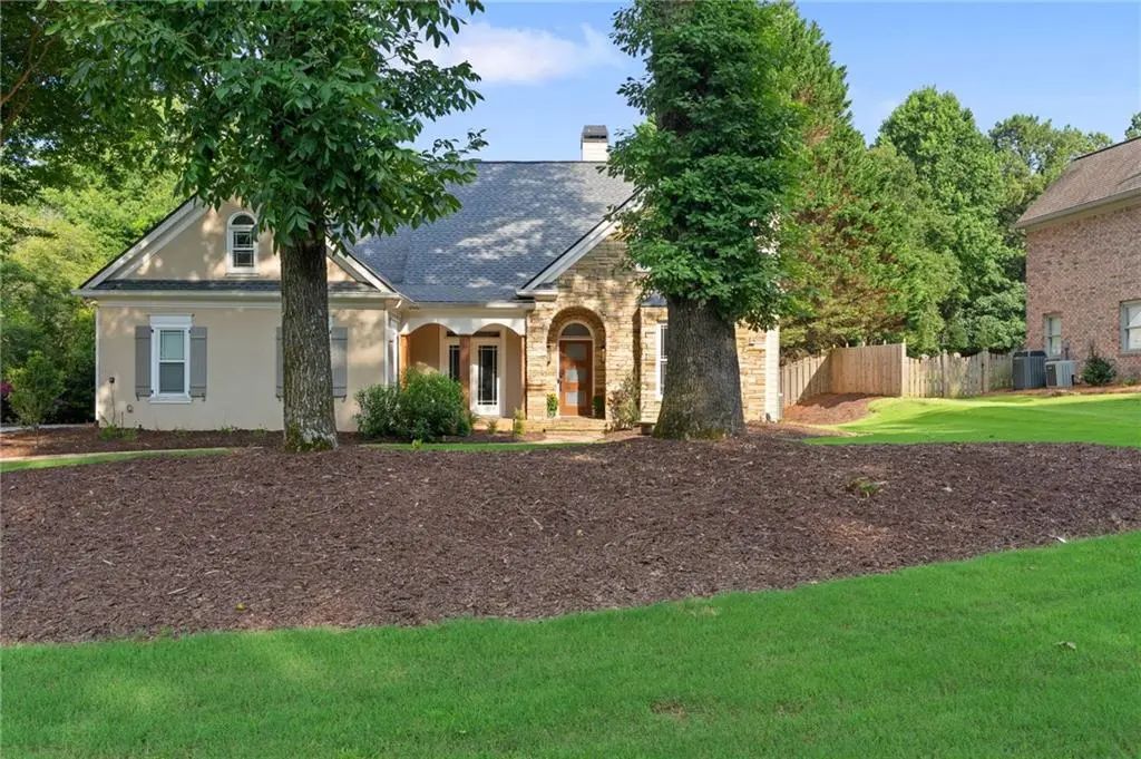 802 Lakeglen Drive, Suwanee