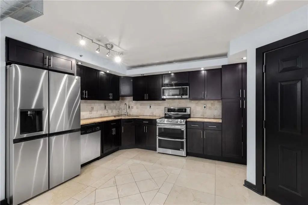 Unit 1013 - 795 Hammond Drive, Sandy Springs