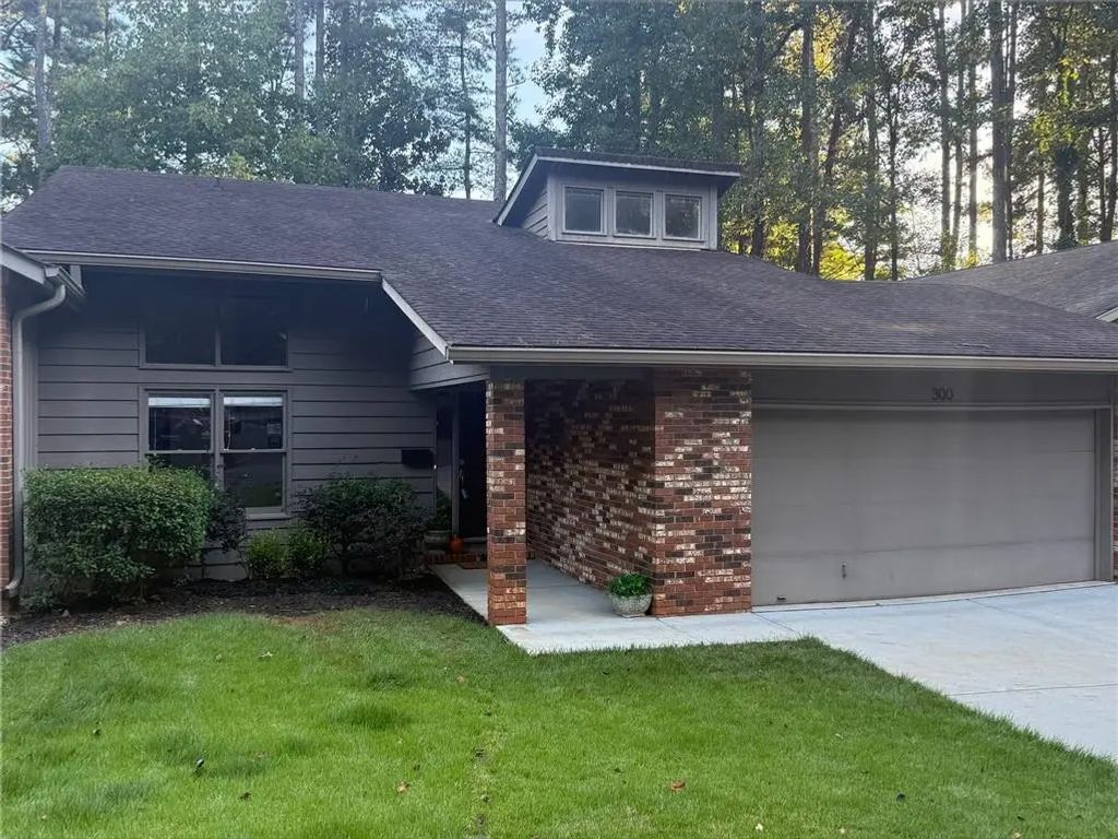 300 Cruise Court, Roswell