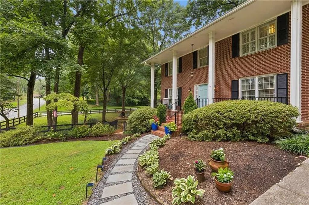 2544 Circlewood Road Ne, Atlanta