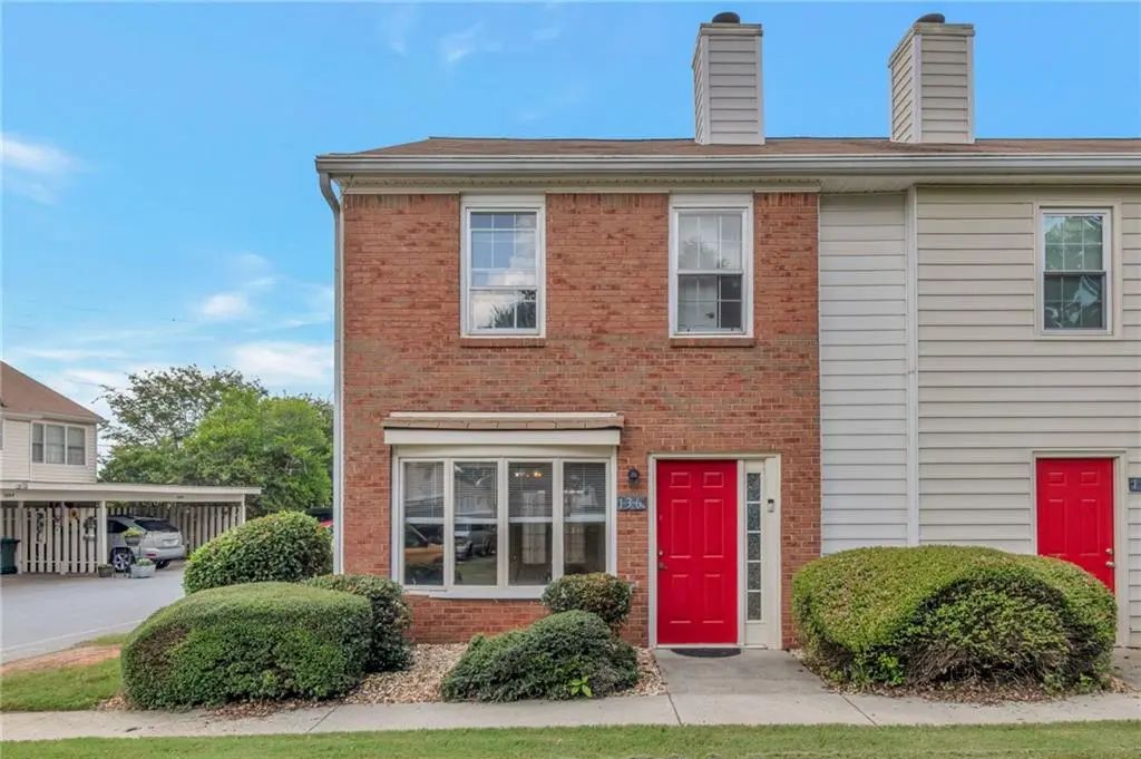 136 Old Ferry Way, Roswell