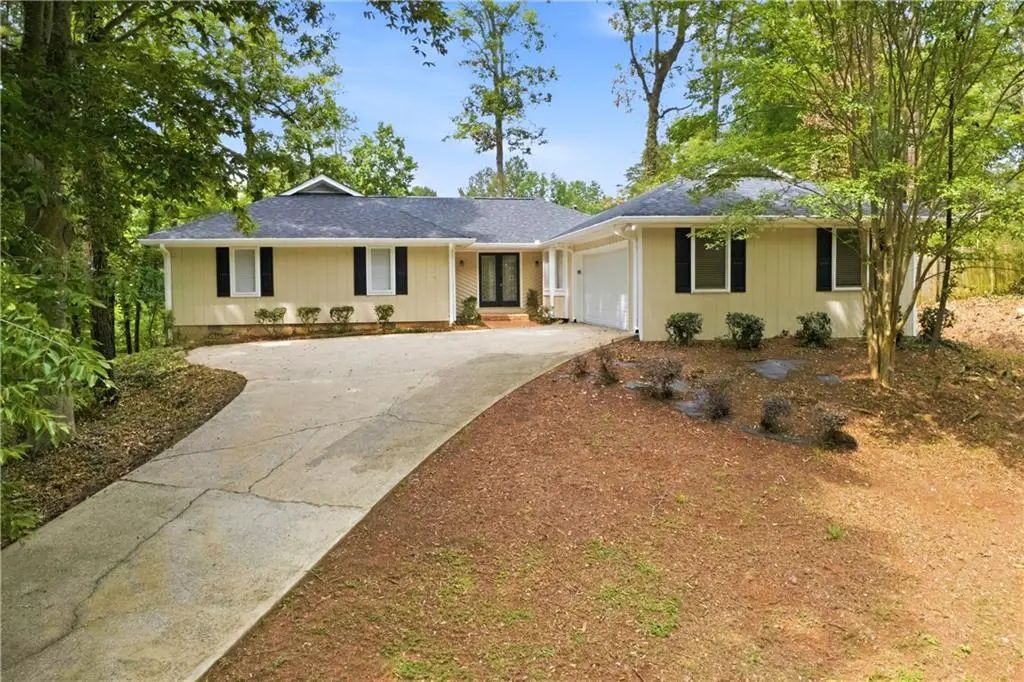 495 Knoll Woods Drive, Roswell