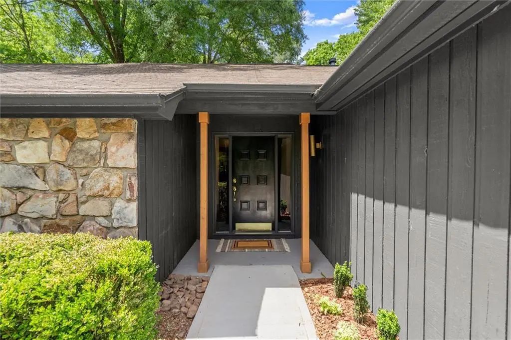 20 Sweetwood Court, Roswell