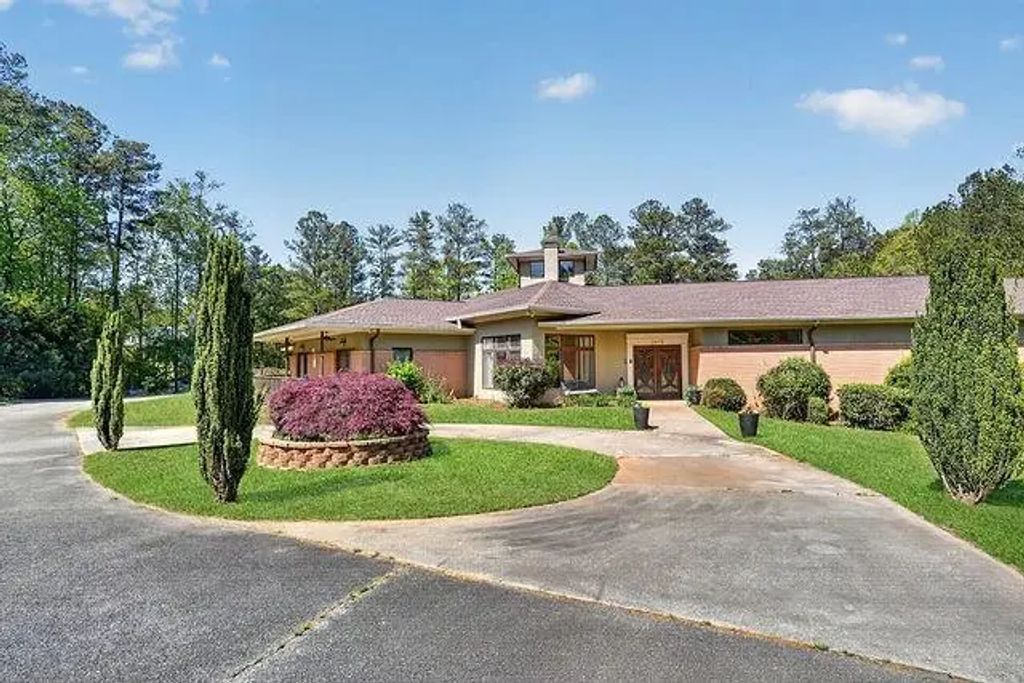 3073 Demooney Road, South Fulton