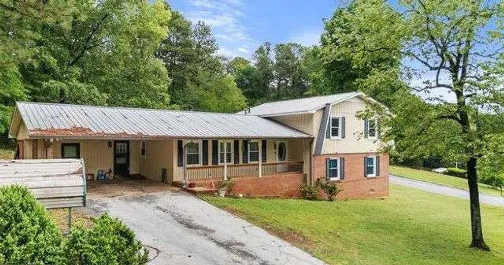301 Briarwood Drive, Calhoun